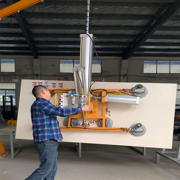 Operator guiding a glass panel with an SXY INDUSTRY vacuum lifter