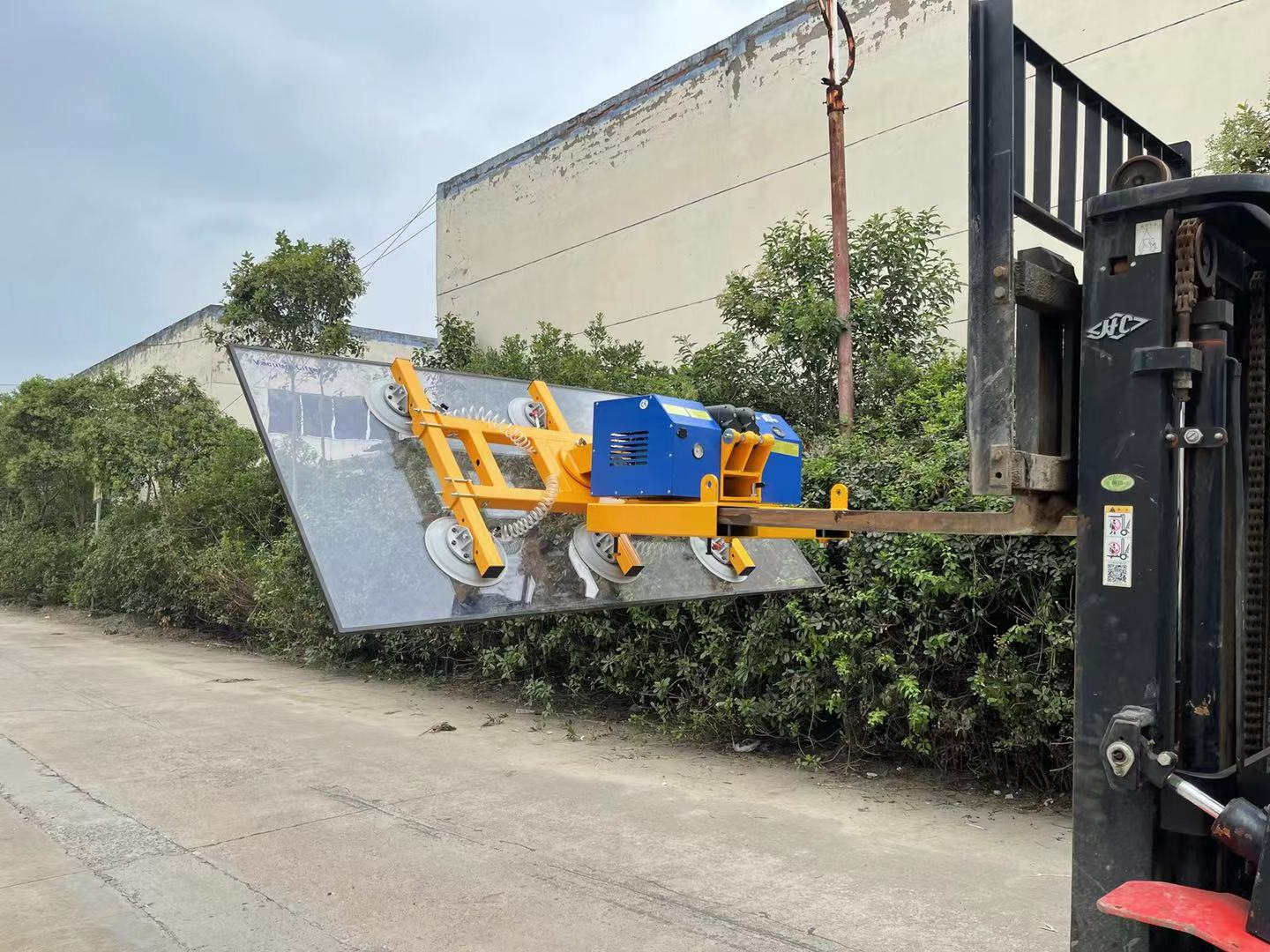 Forklift-mounted glass vacuum lifter